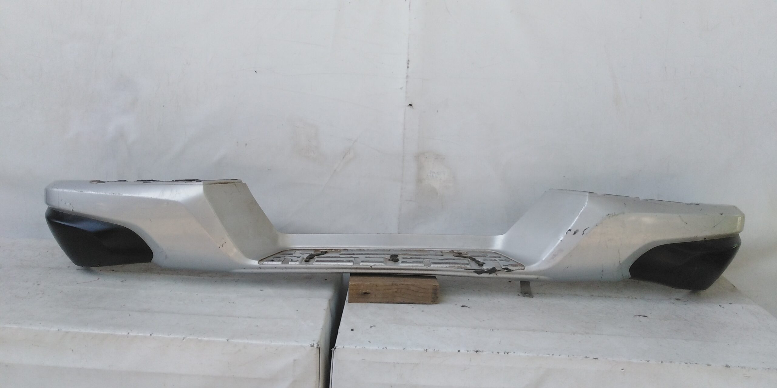 MOLDURA PARACHOQUE TRASERO MITSUBISHI L200 (16-19)