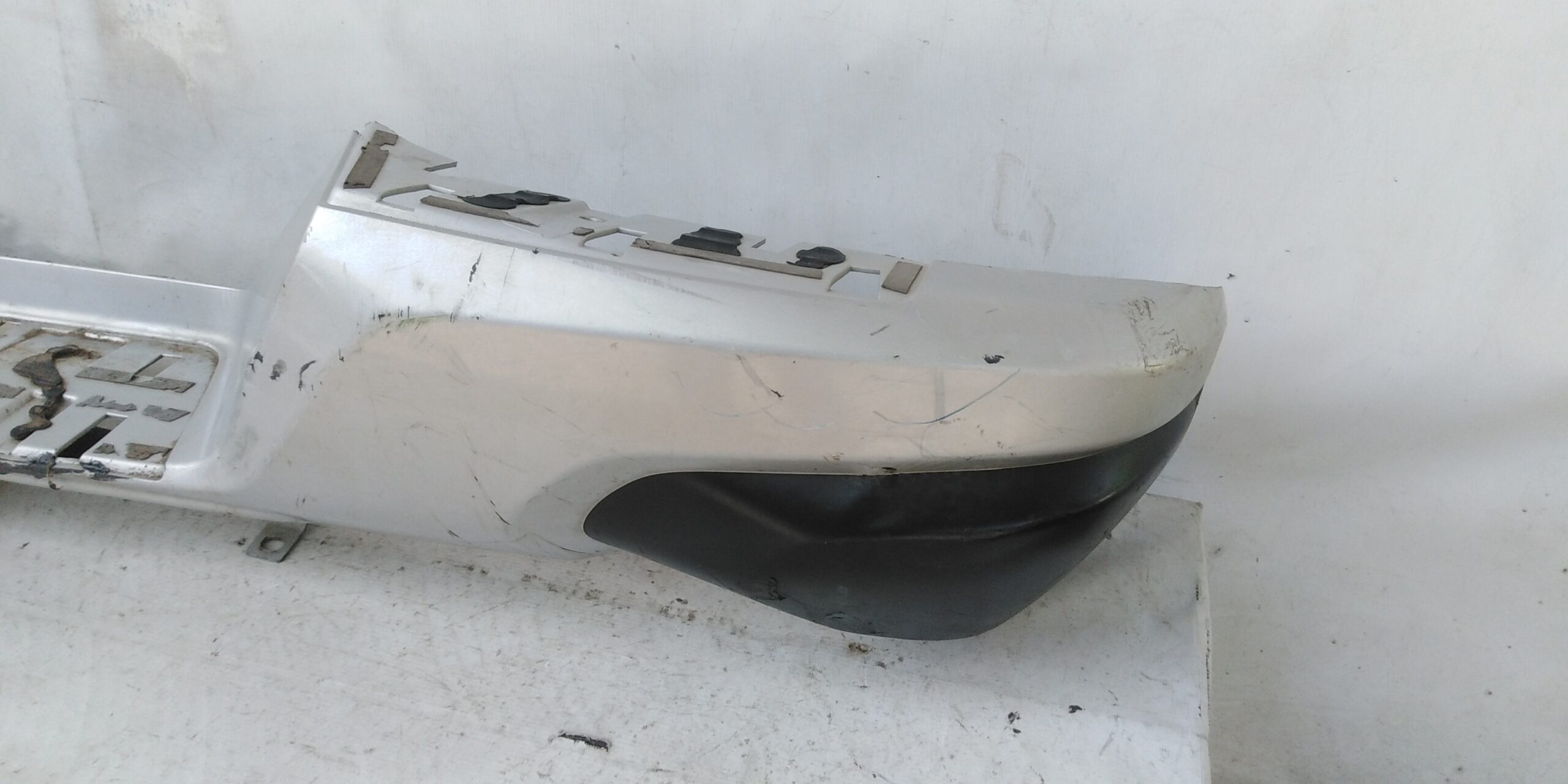 MOLDURA PARACHOQUE TRASERO MITSUBISHI L200 (16-19) - Imagen 3