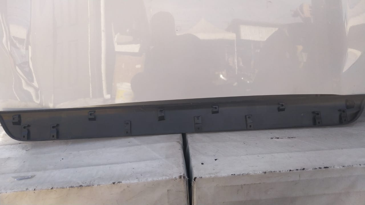 MOLDURA PORTALON TOYOTA RAV4 (19-23) - Imagen 5