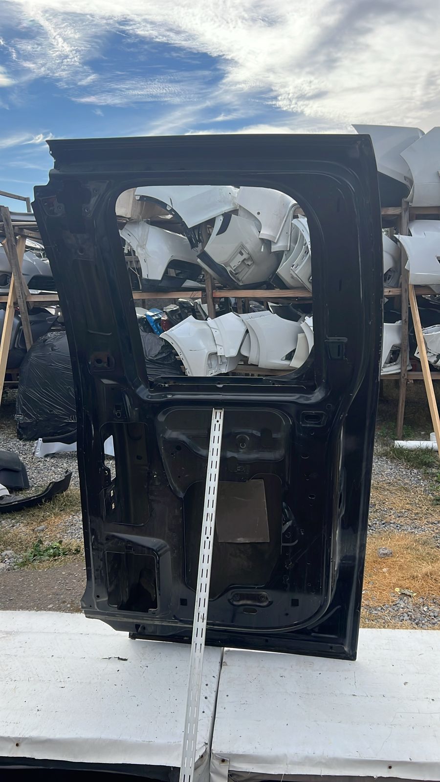 PUERTA TRASERA DERECHA CHEVROLET SILVERADO (17-19) - Imagen 3