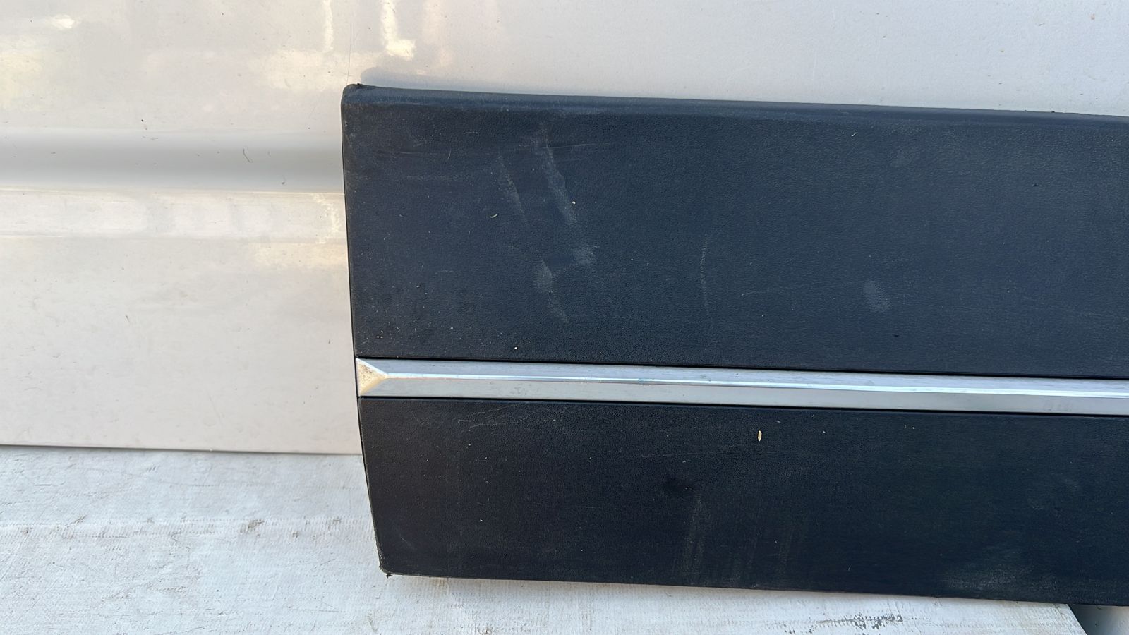 MOLDURA PUERTA TRASERA IZQUIERDA CHEVROLET GROOVE (21-23) - Imagen 2