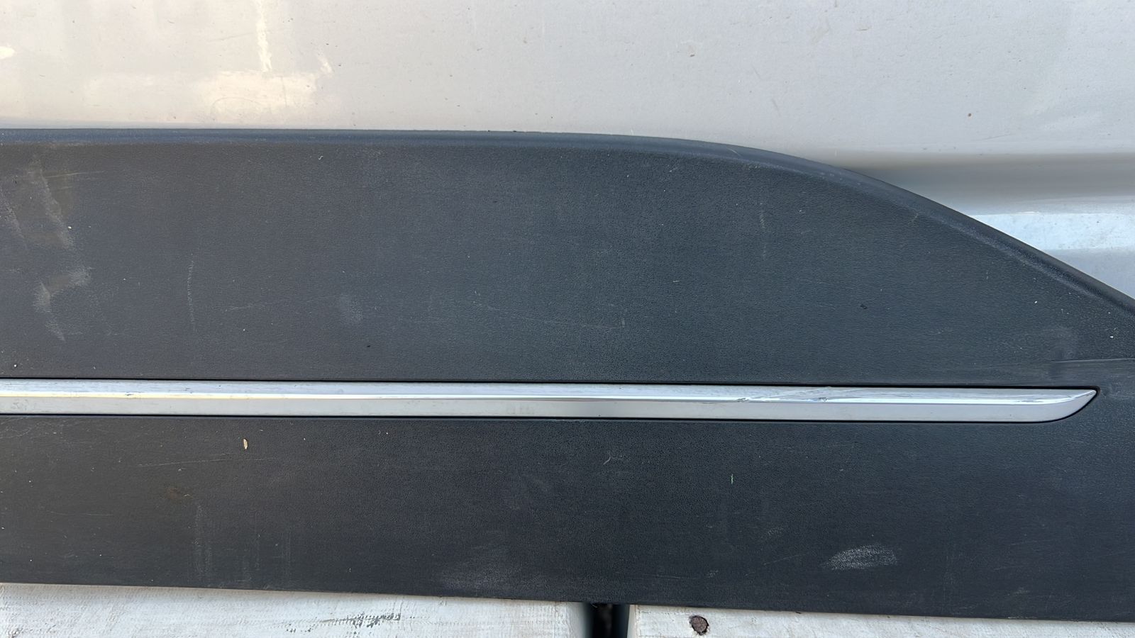 MOLDURA PUERTA TRASERA IZQUIERDA CHEVROLET GROOVE (21-23) - Imagen 3