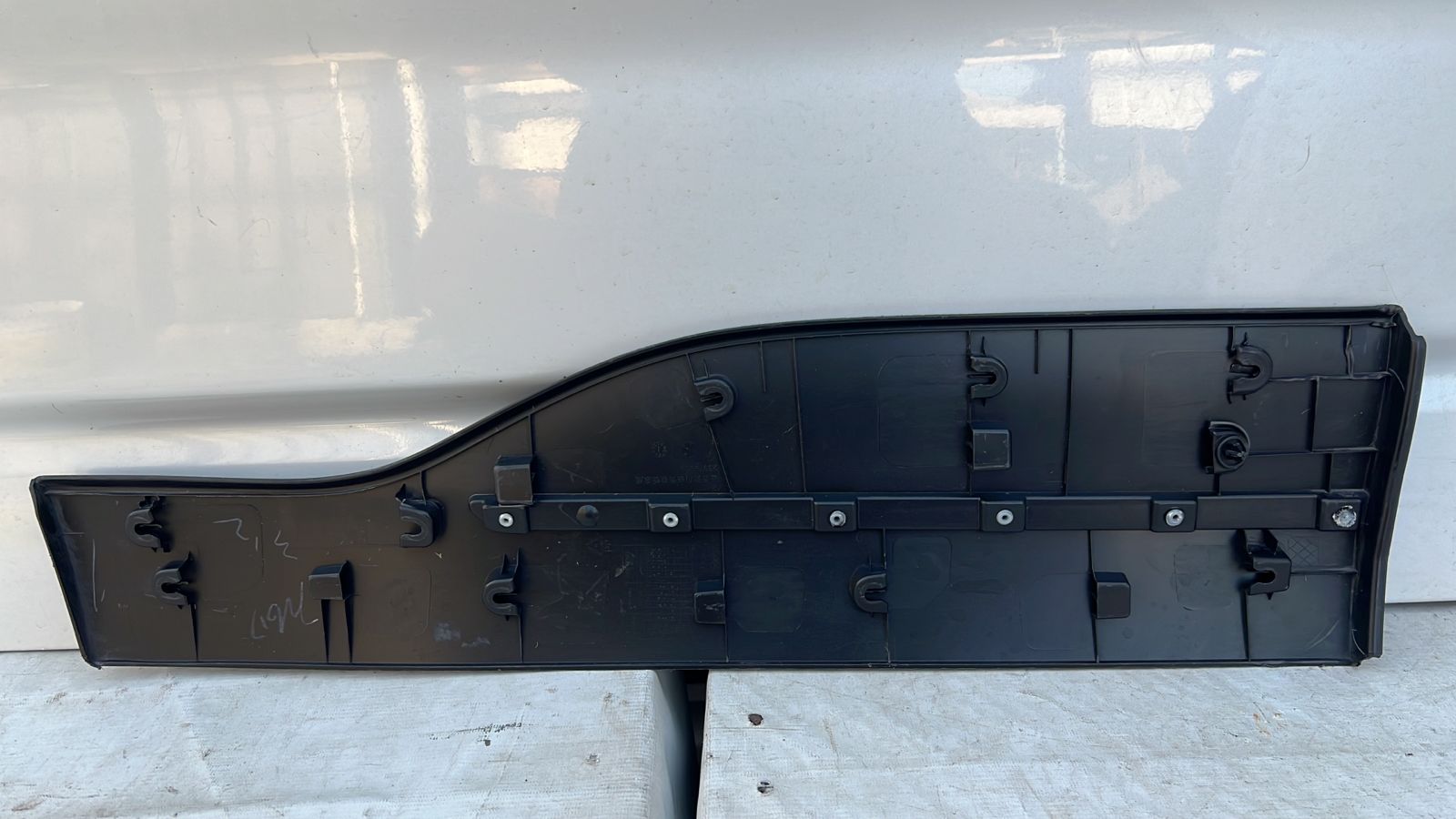 MOLDURA PUERTA TRASERA IZQUIERDA CHEVROLET GROOVE (21-23) - Imagen 5