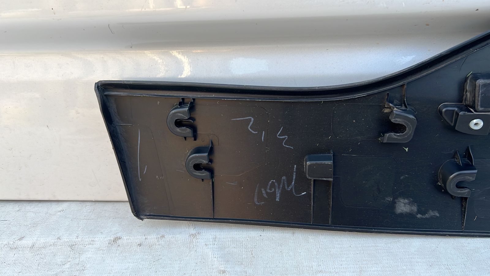 MOLDURA PUERTA TRASERA IZQUIERDA CHEVROLET GROOVE (21-23) - Imagen 6