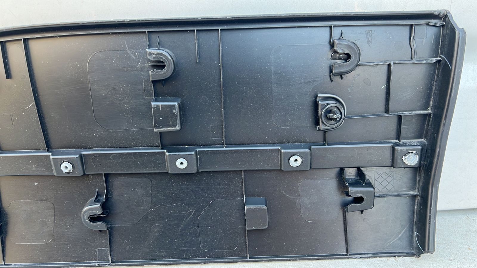 MOLDURA PUERTA TRASERA IZQUIERDA CHEVROLET GROOVE (21-23) - Imagen 7